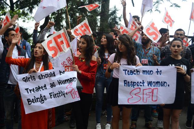 SFI activists staged a protest outside the deputy commissioner’s office in Shimla district on Saturday. (Deepak Sansta/HT Photo) SFI activists staged a protest outside the deputy commissioner’s office in Shimla district on Saturday. (Deepak Sansta/HT Photo)