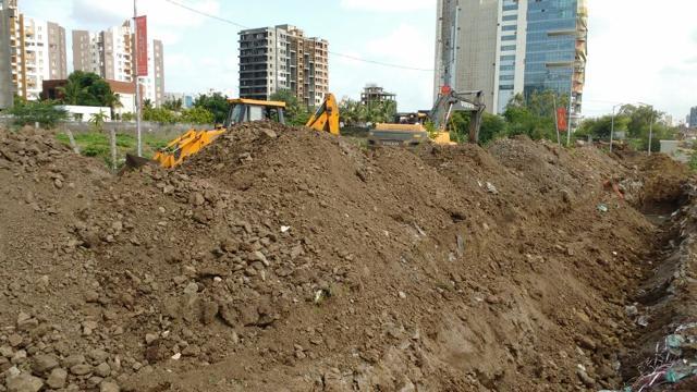 Contractors said they had a high court order. (PHOTO HT) Contractors said they had a high court order. (PHOTO HT)