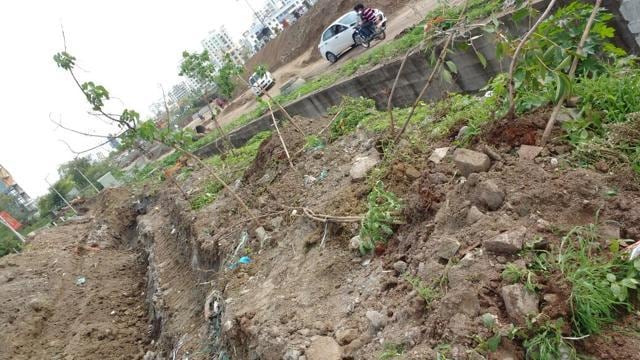 Residents claim that laying of drainage line along Devnadi is contempt of high court order. (PHOTO HT) Residents claim that laying of drainage line along Devnadi is contempt of high court order. (PHOTO HT)