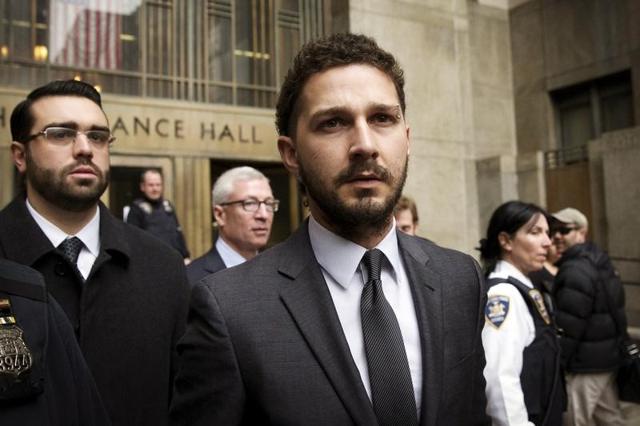 Shia LaBeouf sale del Tribunal Penal de Manhattan tras una comparecencia en Nueva York el 20 de marzo de 2015. (Reuters)