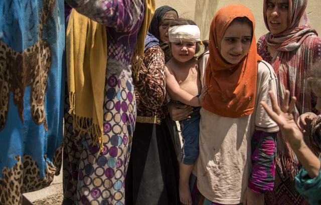 Iraqi women, who fled the fighting between government forces and Islamic State (IS) group jihadists in the Old City of Mosul, arrive in the city's western industrial district to be relocated. (AFP Photo) Iraqi women, who fled the fighting between government forces and Islamic State (IS) group jihadists in the Old City of Mosul, arrive in the city's western industrial district to be relocated. (AFP Photo)