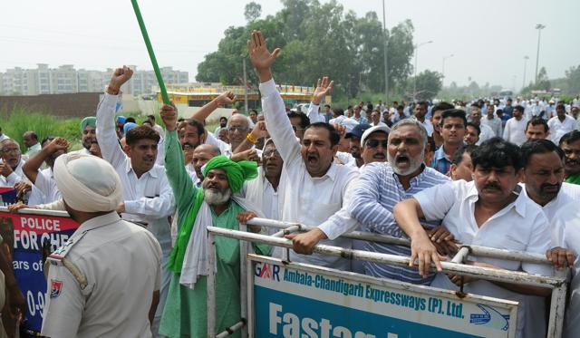 Indian National Lok Dal party workers during the SYL protest at Saddopur barrier, locate don the border of Punjab and Haryana, on Monday. (HT File ) Indian National Lok Dal party workers during the SYL protest at Saddopur barrier, locate don the border of Punjab and Haryana, on Monday. (HT File )