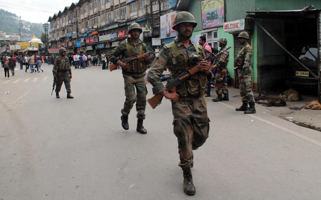 Three columns of army are patrolling the streets of Darjeeling. (HT Photo) Three columns of army are patrolling the streets of Darjeeling. (HT Photo)