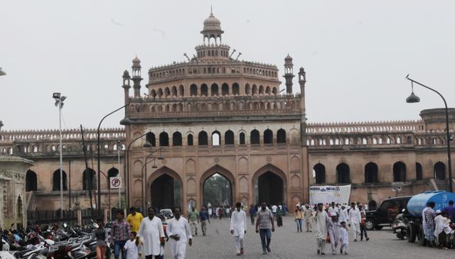 People cross the historic Rumi Darwaza in Lucknow, Uttar Pradesh. (Subhankar Chakraborty / HT Photo) People cross the historic Rumi Darwaza in Lucknow, Uttar Pradesh. (Subhankar Chakraborty / HT Photo)