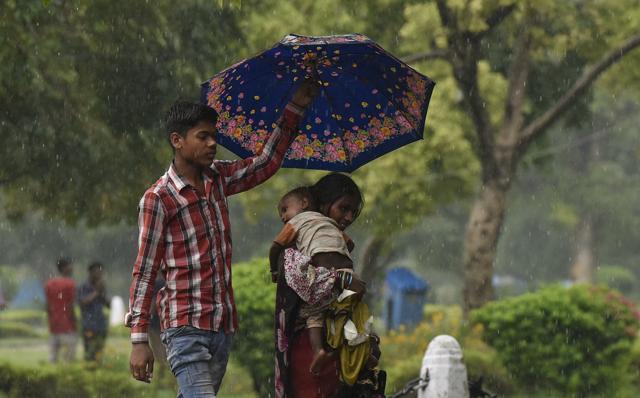 Temperature hovered around 35 degree Celsius on Tuesday and dipped to 28.5 degree Celsius in the evening. (Vipin Kumar/HT PHOTO) Temperature hovered around 35 degree Celsius on Tuesday and dipped to 28.5 degree Celsius in the evening. (Vipin Kumar/HT PHOTO)