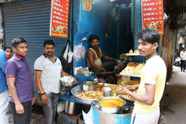 This tiny shop in Old Delhi is a heaven for pakora lovers. (Anish Ganguli/ HT Photo) This tiny shop in Old Delhi is a heaven for pakora lovers. (Anish Ganguli/ HT Photo)
