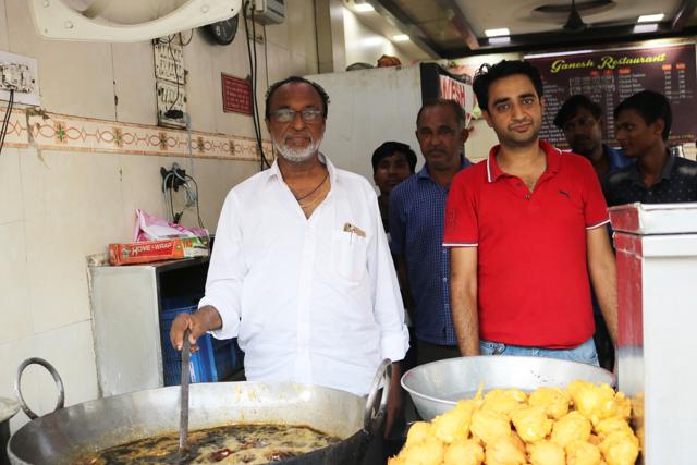 Prem and Deepak Kumar prepare fish pakoras. (Anish Ganguli/ HT Photo) Prem and Deepak Kumar prepare fish pakoras. (Anish Ganguli/ HT Photo)
