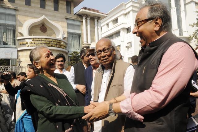 Alumni walk on the occasion of bicentenary celebrations of Presidency University on January 15, 2017. While alumni such as Bharati Roy, (left, former pro-VC of Calcutta University), Jnanpith awardee poet Sankha Ghosh (middle) and former CEO of Prashar Bharati Jawhar Sirkar (right) walked, Pramod-da was given a ceremonial ride on a phaeton. (Samir Jana) Alumni walk on the occasion of bicentenary celebrations of Presidency University on January 15, 2017. While alumni such as Bharati Roy, (left, former pro-VC of Calcutta University), Jnanpith awardee poet Sankha Ghosh (middle) and former CEO of Prashar Bharati Jawhar Sirkar (right) walked, Pramod-da was given a ceremonial ride on a phaeton. (Samir Jana)