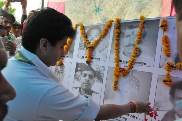 Congress leader Jyotiraditya Scindia paying respect to farmers who committed suicide at a condolence meet in Sehore, on July 13, 2017. (Mujeeb Faruqui/HT Photo) Congress leader Jyotiraditya Scindia paying respect to farmers who committed suicide at a condolence meet in Sehore, on July 13, 2017. (Mujeeb Faruqui/HT Photo)