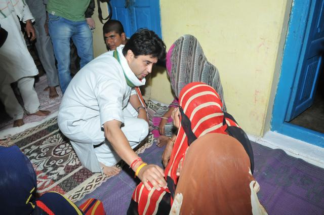 Jyotiraditya Scindia consoling the family members of Shatrunjay Meena at village Gawardia, Budhni constituency near Bhopal, on July 13, 2017. (Mujeeb Faruqui/HT Photo) Jyotiraditya Scindia consoling the family members of Shatrunjay Meena at village Gawardia, Budhni constituency near Bhopal, on July 13, 2017. (Mujeeb Faruqui/HT Photo)