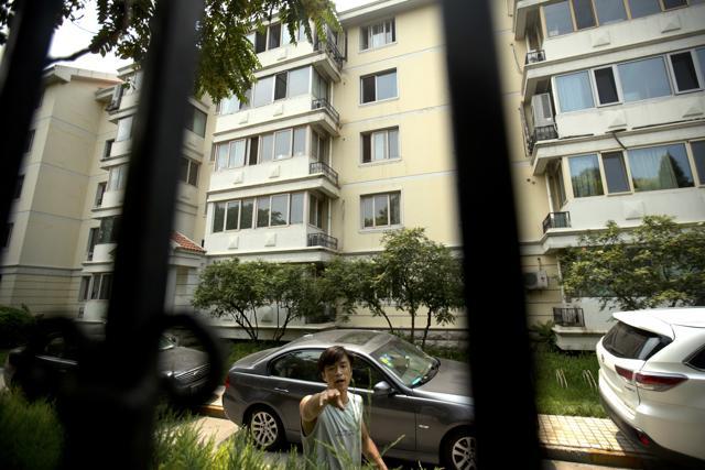 A plainclothes Chinese security guard attempts to stop a photographer from taking photos of an apartment building where Liu Xia, the widow of Chinese dissident and Nobel Prize winner Liu Xiaobo, has been living under house arrest in Beijing on July 14, 2017. Friends of Liu Xiaobo's family say efforts to persuade Beijing to allow the couple to leave China were motivated not so much to seek treatment for the terminally ill political prisoner but to facilitate an escape for his severely depressed wife. Liu's death on July 13 has now returned his wife's fate back to the fore, with foreign officials calling for Beijing to release her from house arrest and let her leave the country as she wishes. (AP)