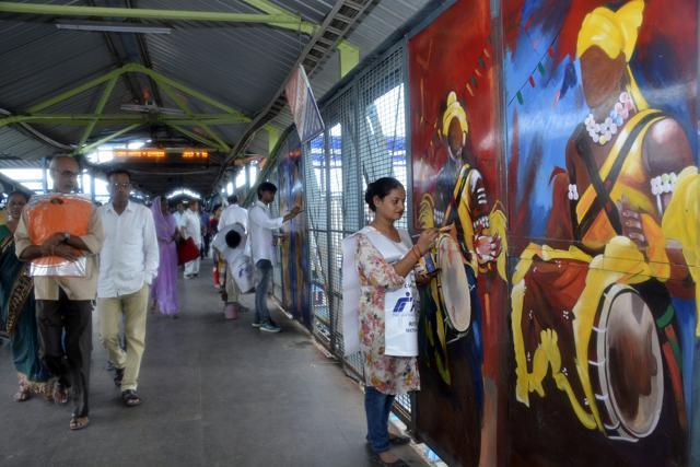 Once completed, the NGO will also offer the walls and arches to the public for adoption and maintenance. (Sakib Ali/HT Photo) Once completed, the NGO will also offer the walls and arches to the public for adoption and maintenance. (Sakib Ali/HT Photo)