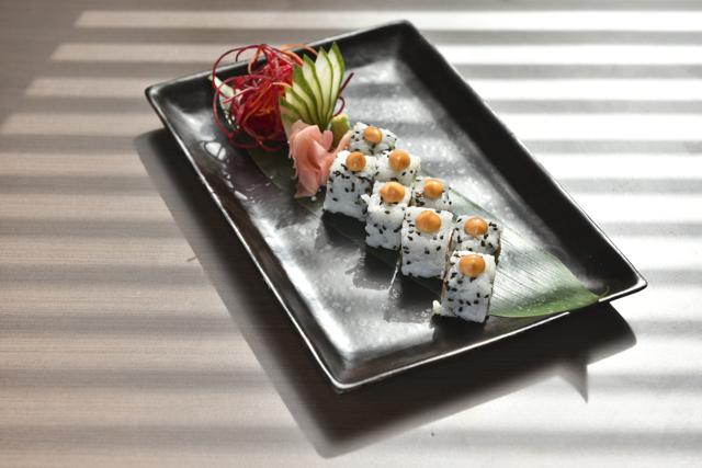 The salmon and cream cheese maki rolls remind you of the ones at Pa Pa Ya, with their spicy togarashi hit. (Aalok Soni / HT Photo)