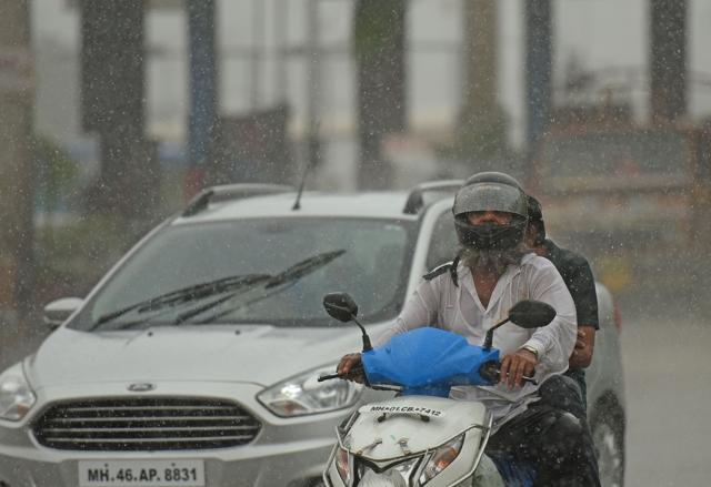While Mumbai recorded moderate rain, areas around the city such as Thane, Palghar, Panvel and Raigad recorded heavy rain. (Satyabrata Tripathy/HT Photo)