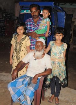 Late Sheikh Halim's father, Qazimuddin, elder brother, Sheikh Salim and his three minor children. Halim was among the four Muslim cattle traders lynched by irate mob on May 18 at Sobhapur village in Seraikela-Kharswan district. The family now lives in Haldipokhar village in East Singhbhum. (Manoj Kumar/ Hindustan Times) Late Sheikh Halim's father, Qazimuddin, elder brother, Sheikh Salim and his three minor children. Halim was among the four Muslim cattle traders lynched by irate mob on May 18 at Sobhapur village in Seraikela-Kharswan district. The family now lives in Haldipokhar village in East Singhbhum. (Manoj Kumar/ Hindustan Times)