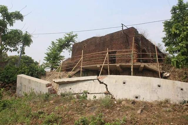The Bhagirathi river has already destroyed a part of the temple’s boundary wall. (HT Photo) The Bhagirathi river has already destroyed a part of the temple’s boundary wall. (HT Photo)