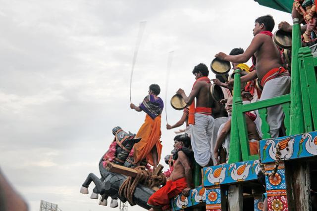 Dahuka, the cheerleader-navigators of Taladhvaja, egging on the crowd to pull the chariot with all their energy and enthusiasm. (Text and photographs copyright Subas Pani) Dahuka, the cheerleader-navigators of Taladhvaja, egging on the crowd to pull the chariot with all their energy and enthusiasm. (Text and photographs copyright Subas Pani)