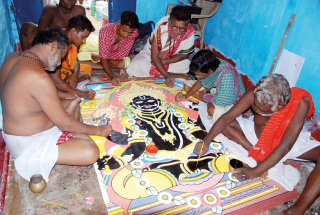 After the sketch is completed, colours are applied and the painting completed. The photograph shows the painting of the Anasara pati by the Chitrakara Sevakas with the privilege of this seva. While a single individual may have the formal privilege, members of the extended family help out in completing and finishing the paintings. (Text and photographs copyright Subas Pani) After the sketch is completed, colours are applied and the painting completed. The photograph shows the painting of the Anasara pati by the Chitrakara Sevakas with the privilege of this seva. While a single individual may have the formal privilege, members of the extended family help out in completing and finishing the paintings. (Text and photographs copyright Subas Pani)