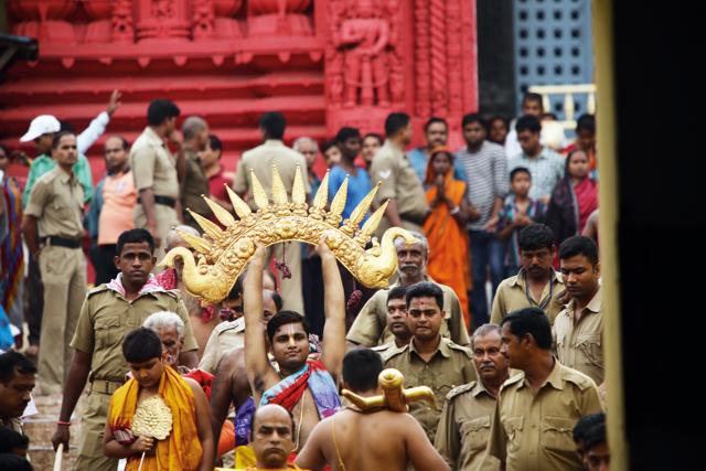 The large golden tiara or kireeta for Suna Besha being carried by a servitor seen at the top of Baisi Pahacha. Others can be seen carrying the ploughshare for Balabhadra and a a mayura chandrika for Jagannatha. (Text and photographs copyright Subas Pani) The large golden tiara or kireeta for Suna Besha being carried by a servitor seen at the top of Baisi Pahacha. Others can be seen carrying the ploughshare for Balabhadra and a a mayura chandrika for Jagannatha. (Text and photographs copyright Subas Pani)