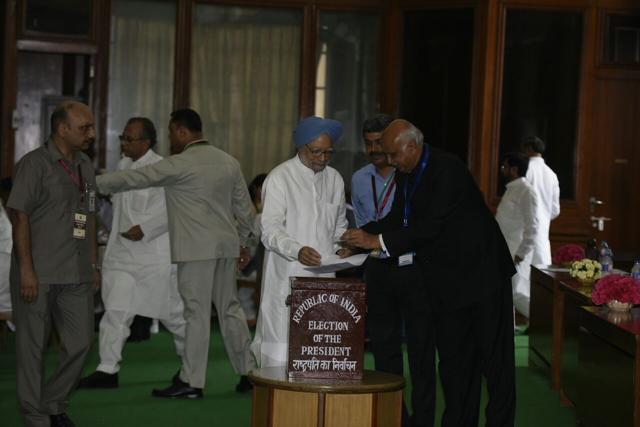 Former Prime Minister Manmohan Singh casts his vote at the Parliament on Monday. (Sonu Mehta/HT Photo) Former Prime Minister Manmohan Singh casts his vote at the Parliament on Monday. (Sonu Mehta/HT Photo)