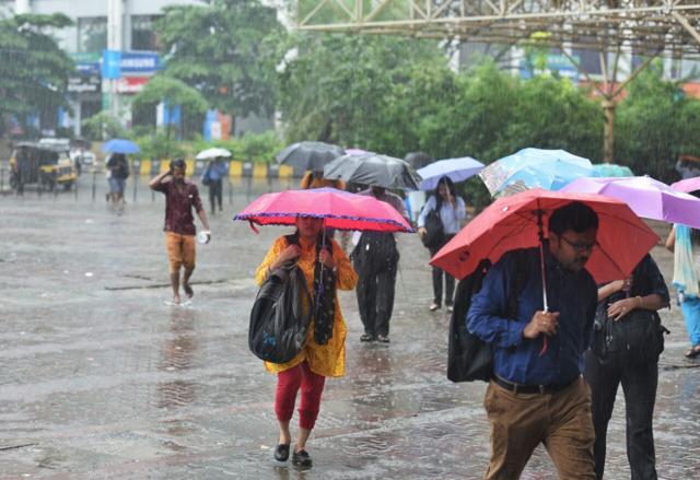 Monday blues got worse for people. People walk in Vashi. (SATYBRATA TRIPATHY/HT) Monday blues got worse for people. People walk in Vashi. (SATYBRATA TRIPATHY/HT)