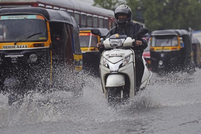 Vehicles navigate a flooded Kurla road. (Pratik Chorge/HT Photo)