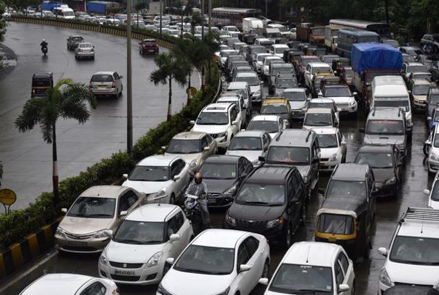 A traffic snarl at JVLR on Monday. (Pratik Chorge/HT Photo)