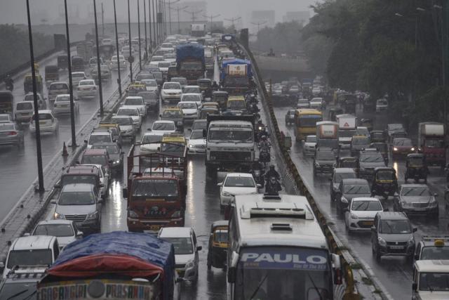 The traffic on the western express highway in Kandivli. (Pramod Thakur/HT) The traffic on the western express highway in Kandivli. (Pramod Thakur/HT)