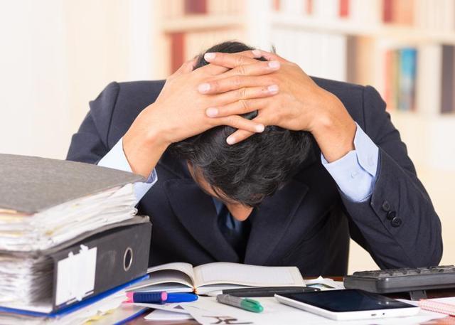 Working long hours can lead to higher risk of stroke and heart failure. (Shutterstock)