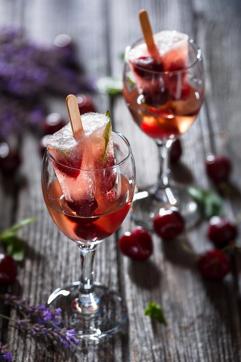 Rosé wine in the form of a popsicle. (Shutterstock)