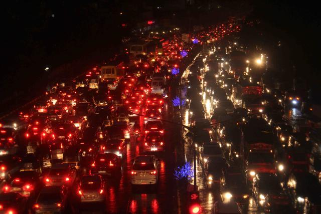 A massive traffic jam on the Andheri Sahar Road on Monday. (Pramod Thakur/HT PHOTO)