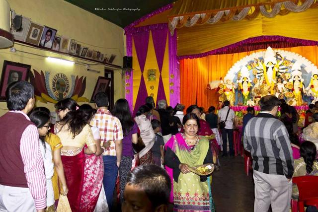 Members of the local Bengali community and tourists at Raj Rajeswari Hall during Durga puja in 2015 (HT file photo)