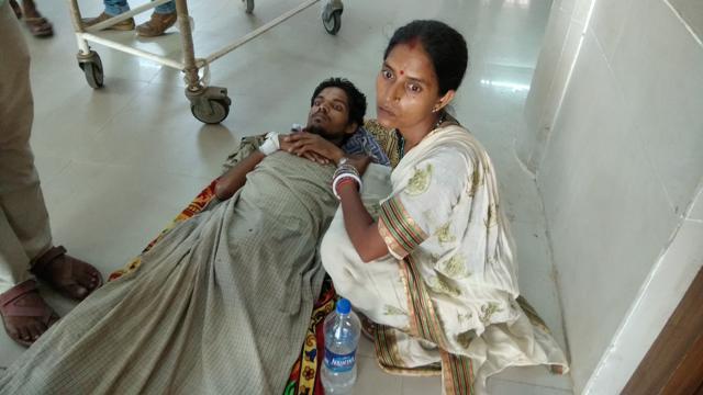 Kavita Devi sitting next to her brother Mahesh Kumar, lying on floor in absence of stretcher and bed at the IGIMS, in Patna on Wednesday. (Ruchir Kumar/HT photo) Kavita Devi sitting next to her brother Mahesh Kumar, lying on floor in absence of stretcher and bed at the IGIMS, in Patna on Wednesday. (Ruchir Kumar/HT photo)