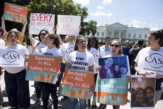 Demonstrators with the organization CASA protest US President Donald Trump's immigration and deportation policies during a rally outside the White House in Washington, DC, June 1, 2017. (AFP Photo) Demonstrators with the organization CASA protest US President Donald Trump's immigration and deportation policies during a rally outside the White House in Washington, DC, June 1, 2017. (AFP Photo)