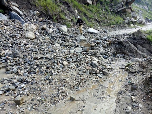 A PTI report quoted Doda’s deputy superintendent of police (headquarters) Iftkhar Ahmed as saying that after the cloudburst, the water level and silt suddenly rose in a drain flowing along the Jamai Masjid locality close to the town, washing away several structures along its path leading to the main market. (HT Photo)