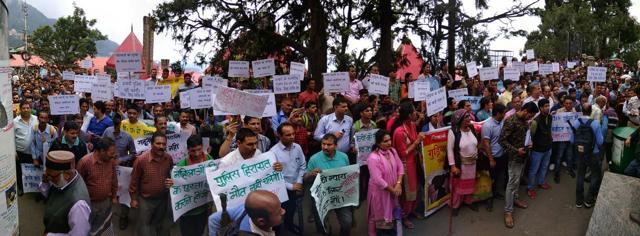 People protesting at the Mall Road in Shimla on Thursday. (Ravi Kumar/HT)