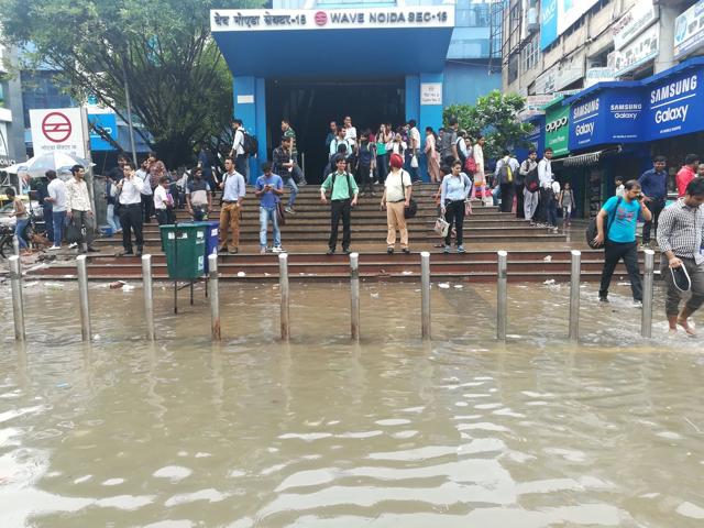 The worst affected areas in Noida were Botanical Garden, Dalit Prerna Sthal, Sector 15-A, Sector 18, Sector 63, Labour Chowk and Sector 50. (Salman Ali/HT Photo)