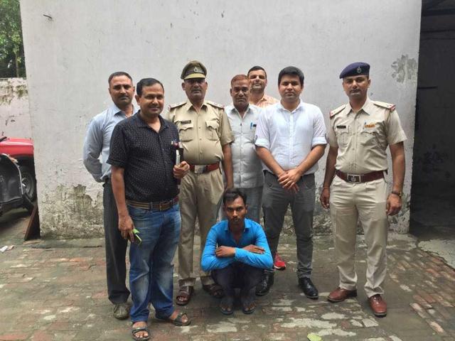 Police said that Dheeraj Kumar (centre, sitting) confessed his crime when they quizzed him. (HT Photo) Police said that Dheeraj Kumar (centre, sitting) confessed his crime when they quizzed him. (HT Photo)