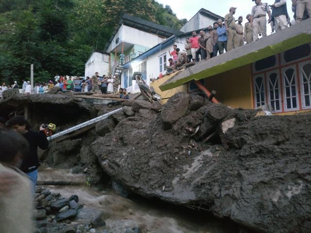 Vast areas along the Batote-Kishtwar national highway were inundated, washing away half-a-dozen houses and leaving several people trapped. (HT Photo)