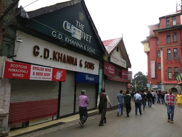 Shimla’s Mall Road wears a deserted look with shops closed in protest against the gangrape and murder of the 16-year-old Kotkhai schoolgirl. (Ravi Kumar/HT)