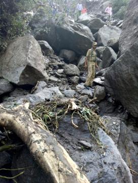 The Batote-Doda-Kishtwar national highway (NH-1B) was closed due to huge boulders at Thathri market triggered by the cloudburst. Water supply pipes and power supply remained snapped in the area. (HT Photo)