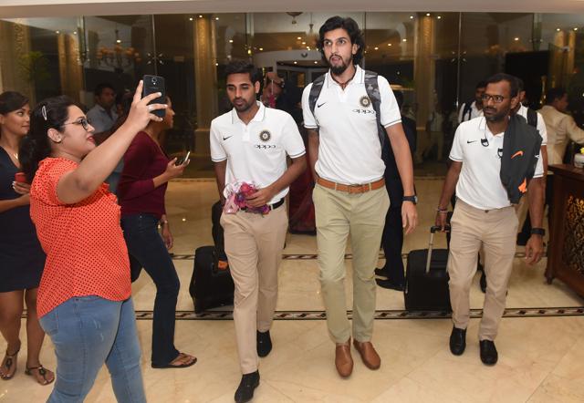 Indian cricketer Ishant Sharma (2R) and teammates arrive at a hotel in Colombo. (AFP)
