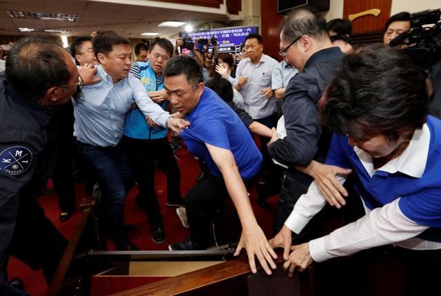 Ruling Democratic Progressive Party (DPP) legislator Chao Tien-lin (left) scuffles with opposition Kuomintang (KMT) legislators during budget meeting for the infrastructure development program, at the Legislative Yuan in Taipei. (Reuters Photo) Ruling Democratic Progressive Party (DPP) legislator Chao Tien-lin (left) scuffles with opposition Kuomintang (KMT) legislators during budget meeting for the infrastructure development program, at the Legislative Yuan in Taipei. (Reuters Photo)