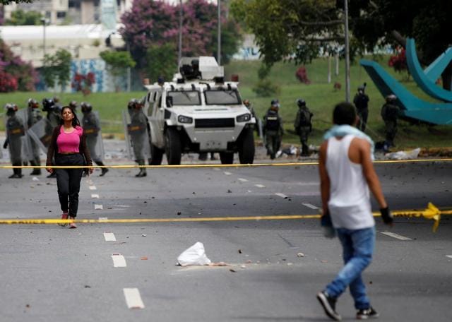 A woman walks back towards demonstrators after arguing with the police, during a strike called to protest against Venezuelan President Nicolas Maduro's government in Caracas, Venezuela, July 20, 2017. (Reuters Photo) A woman walks back towards demonstrators after arguing with the police, during a strike called to protest against Venezuelan President Nicolas Maduro's government in Caracas, Venezuela, July 20, 2017. (Reuters Photo)