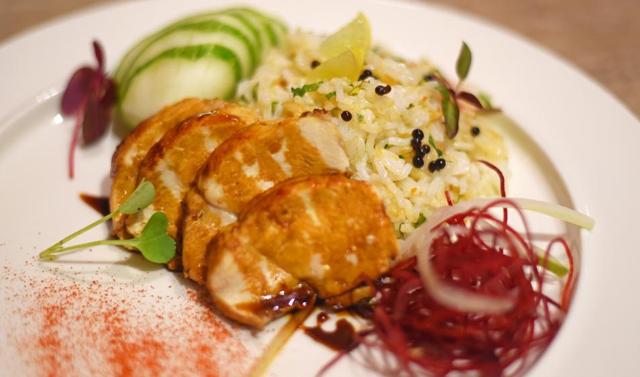 Piping hot chicken on a bed of rice with sumptuous gravy on the side - now that is a monsoon meal. Seen here is the Kon Mun Gai as served at Pa Pa Ya. (Pratik Chorge / HT Photo)