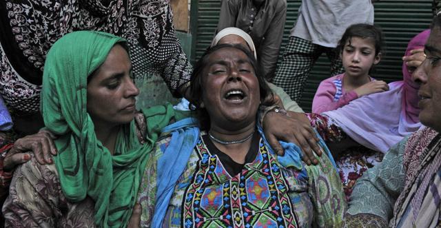 Tanveer Ahmed’s mother (C) weeps during his funeral procession in Beerwah area of Budgam district of central Kashmir. (Waseem Andrabi / Hindustan Times) Tanveer Ahmed’s mother (C) weeps during his funeral procession in Beerwah area of Budgam district of central Kashmir. (Waseem Andrabi / Hindustan Times)