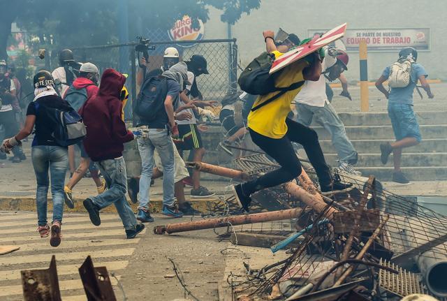 Opposition demonstrators clash with riot police during an anti-government protest in Caracas, on July 20, 2017. (AFP Photo) Opposition demonstrators clash with riot police during an anti-government protest in Caracas, on July 20, 2017. (AFP Photo)