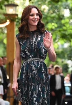 The new hairstyle of the Duchess of Cambridge perfectly illustrates the mob or mom bob. (Alberto Pizzoli/ AFP)