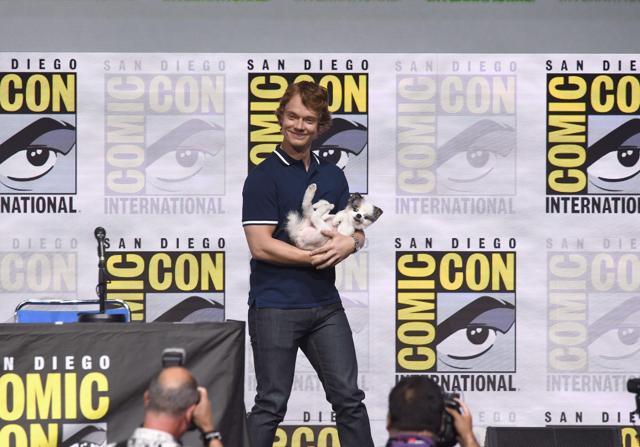 Alfie Allen walks onstage at Comic-Con International 2017 Game Of Thrones panel with a doggy. (AFP) Alfie Allen walks onstage at Comic-Con International 2017 Game Of Thrones panel with a doggy. (AFP)