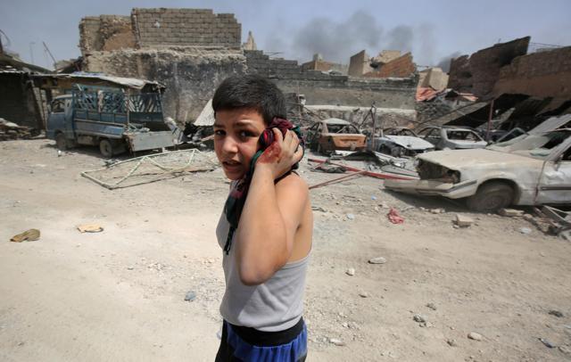 A wounded Iraqi boy flees the Old City of Mosul on July 3. (AFP File Photo) A wounded Iraqi boy flees the Old City of Mosul on July 3. (AFP File Photo)